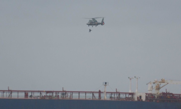 Евакуират част от екипажа на танкера, заседнал край Ахтопол